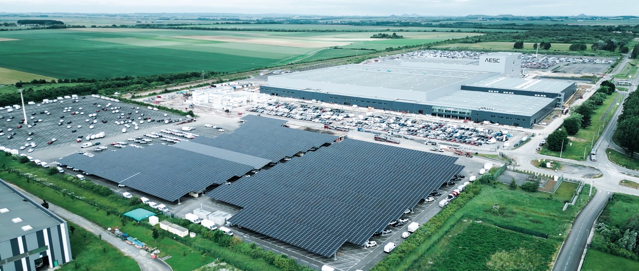 At start of production, AESC hosts President Macron at Douai battery Gigafactory